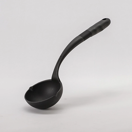 52. Utensilio cucharón de nylon