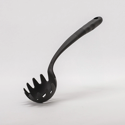 50. Utensilio cuchara para pastas de nylon